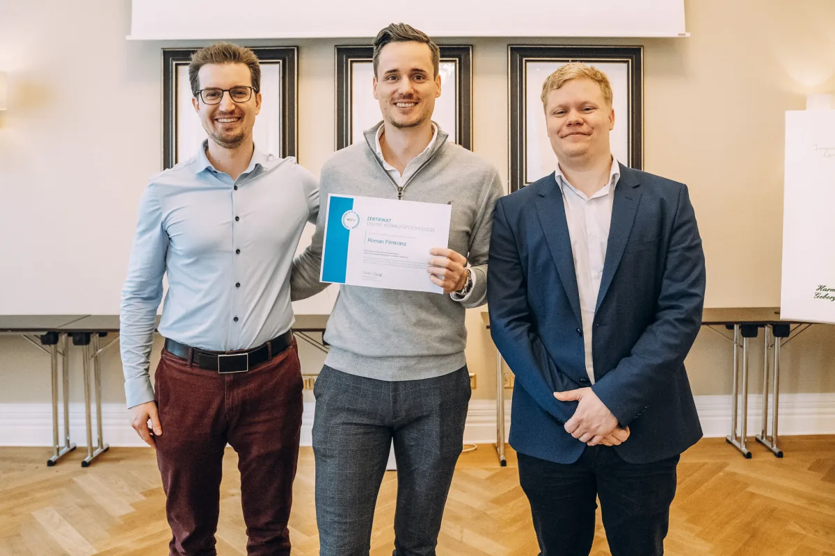Roman Firnkranz mit seinem Zertifikat für Online-Verkaufspsychologie