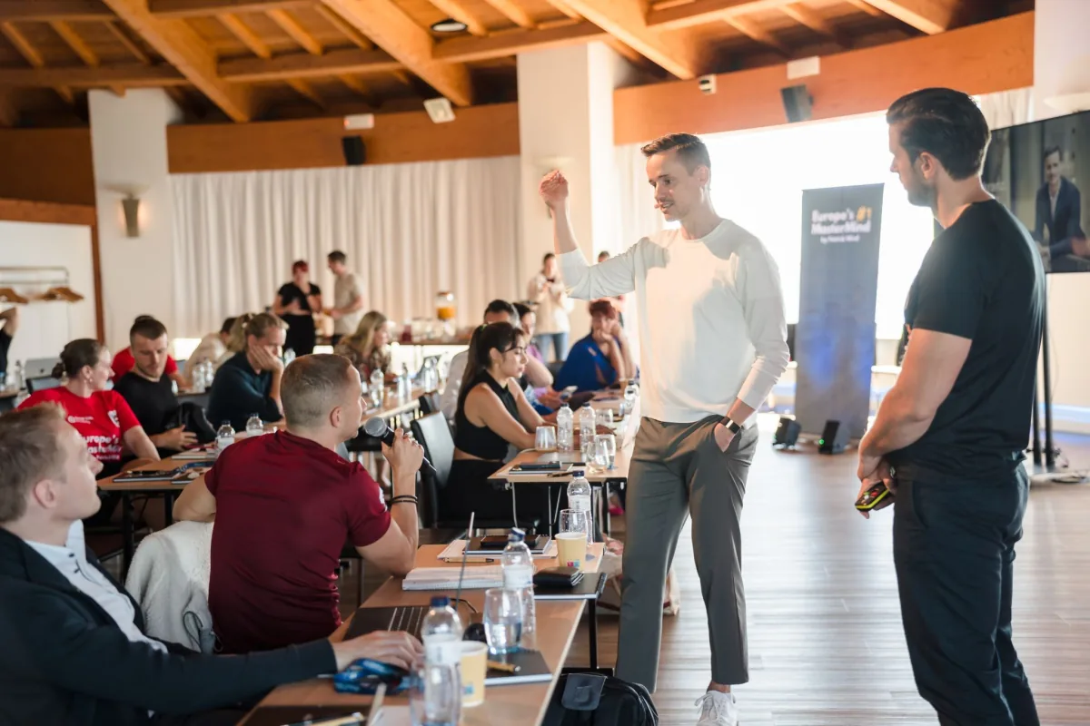 Workshop mit Präsentation vor einer Gruppe
