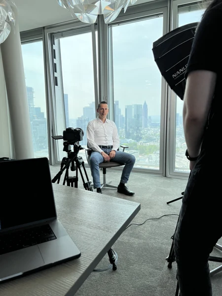 Kamera, Licht und Kameramann bei einer Interviewaufnahme