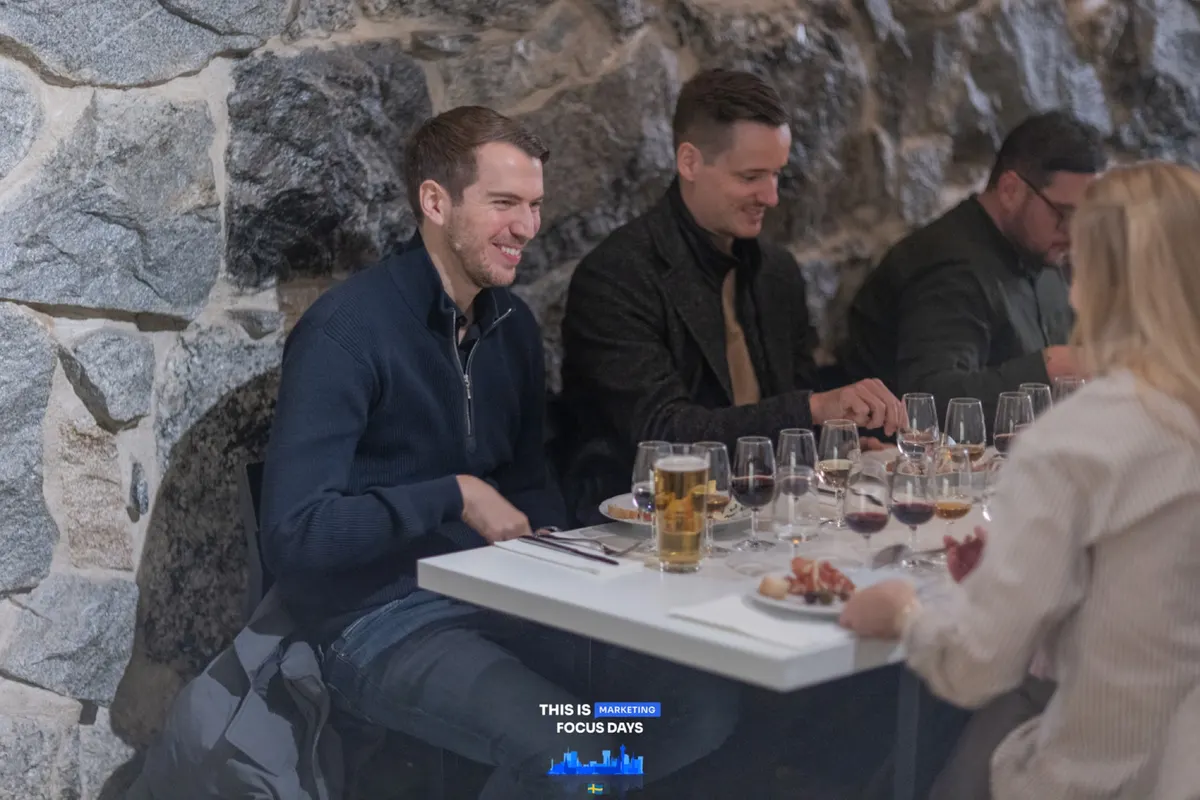 Gruppe bei einer Weinverkostung am Tisch