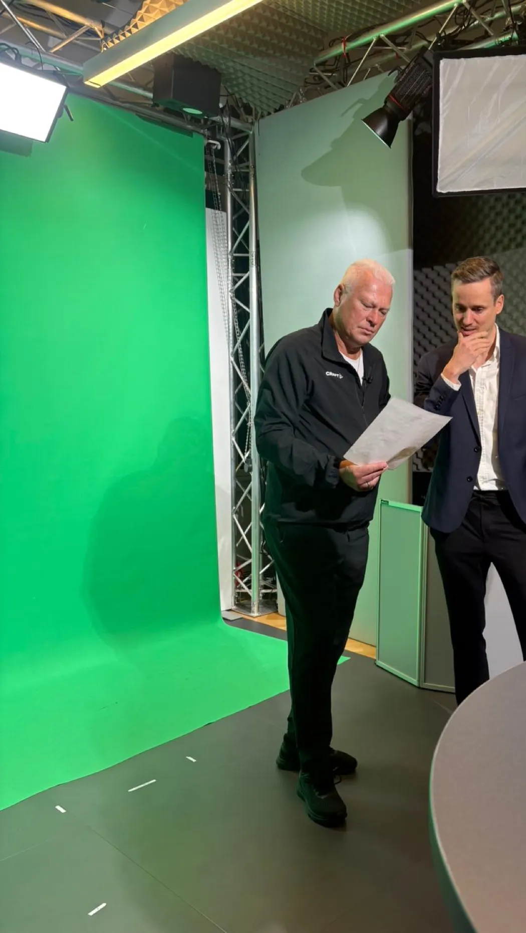 Zwei Männer lesen ein Skript im Greenscreen-Studio