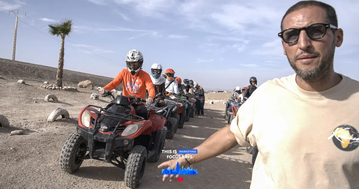 Konvoi von Buggys in der Wüste