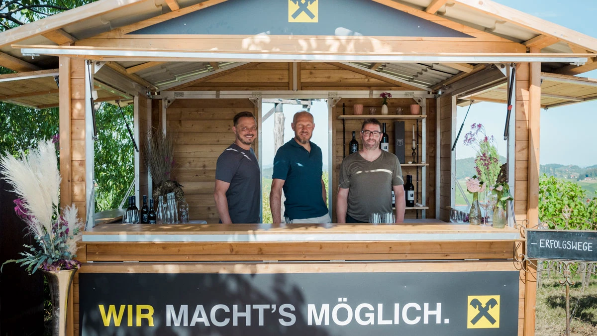 Hermann Maier mit zwei weiteren Männern in einer QuickUp Eventhütte