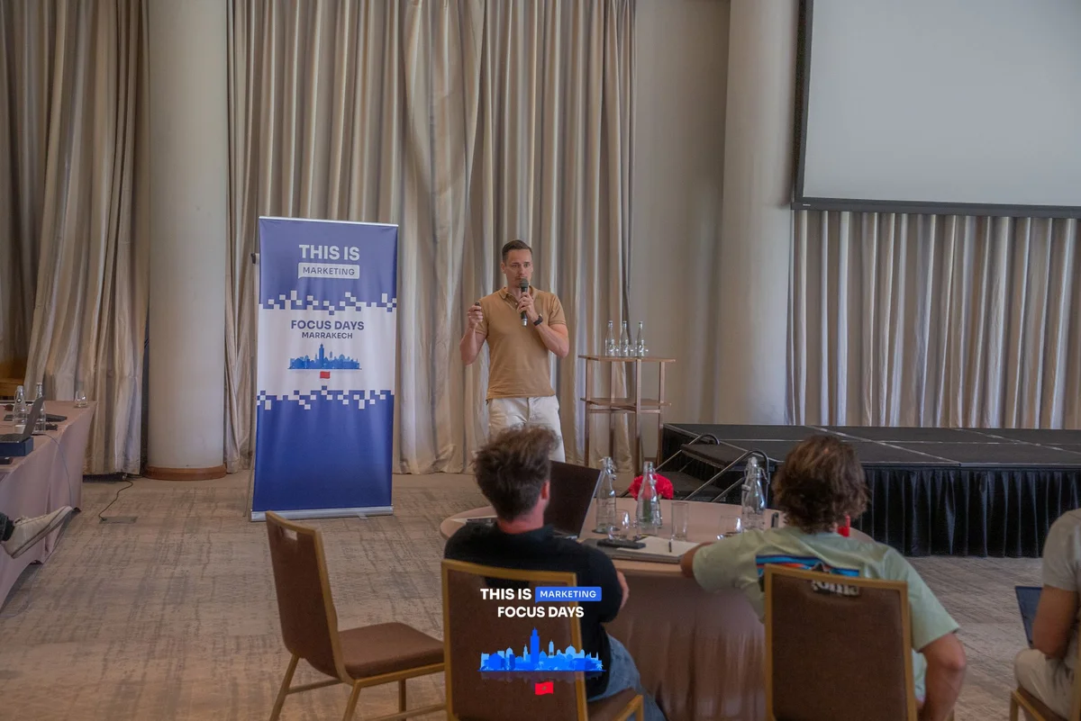 Roman spricht mit Mikrofon vor den Teilnehmern des Masterminds in Marrakesch